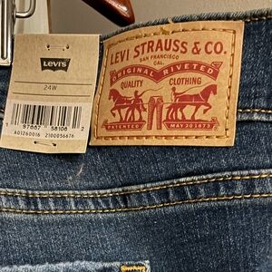 NWT Levi’s Shaping Skinny Capris  Blue Jeans. 311 Size 24W.